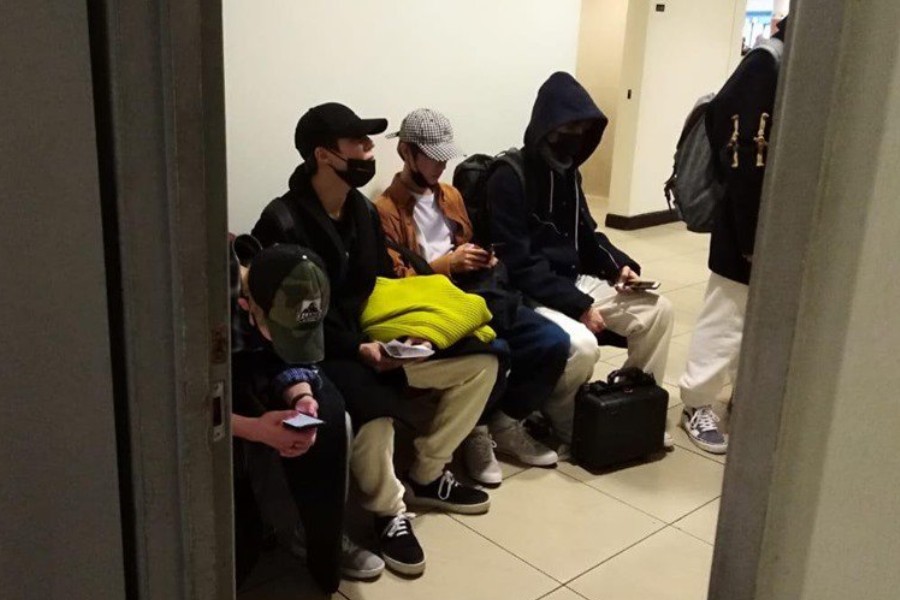 Imagen del grupo NCT en el aeropuerto de Santiago, luego de ser detenidos por la policía chilena por no portar documentos necesarios para ingresar al país.