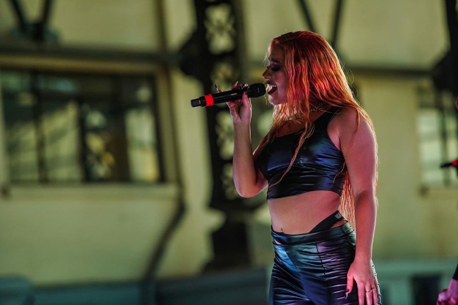 La cantante chilena Princesa Alba presentándose en la Feria Pulsar 2020