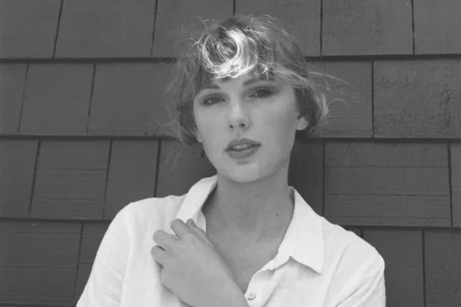 Imagen en blanco y negro de la cantante Taylor Swift
