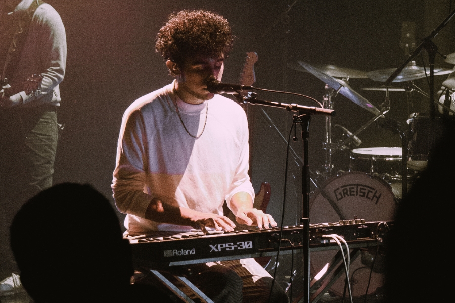 Nacho Barrientos tocando el piano y cantando en su primer concierto presentando el disco "Pambiche", en SCD Bellavista, el 26 de mayo 