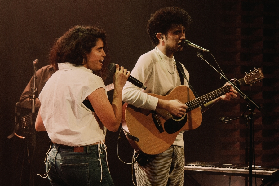 Nacho Barrientos y su hermana Martina, cantando "Martina" el 26 de mayo en SCD Bellavista 