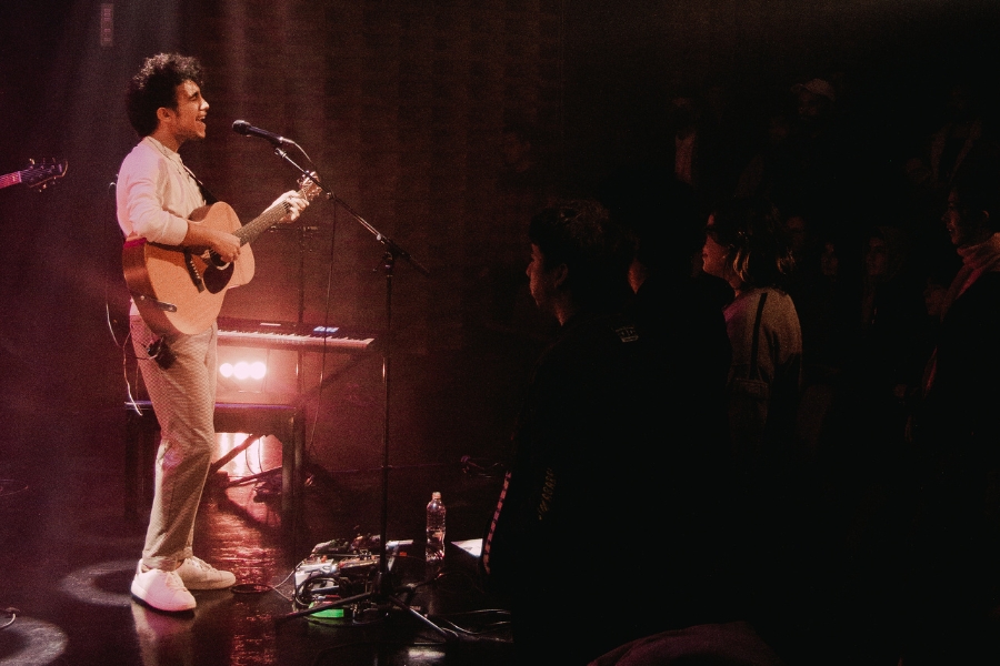 Nacho Barrientos tocando la guitarra acústica en su primer concierto lanzando su primer disco "Pambiche" en SCD Bellavista