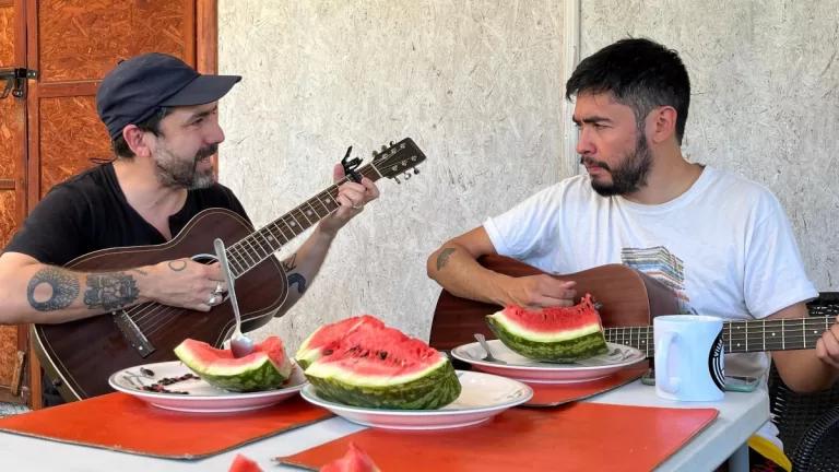(Foto de Angelo junto a Cristóbal Briceño, con quien canta en el track 01, "No voy a cambiar")
